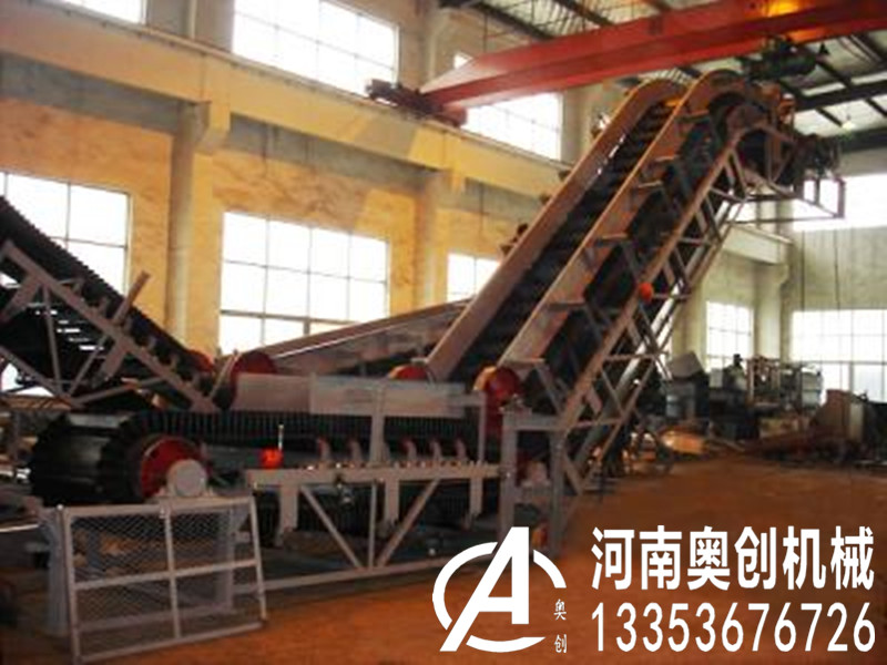 大傾角擋邊皮帶機(jī)展示 大傾角擋邊皮帶機(jī)展示